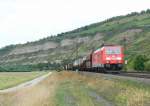 BR 185 mit Zugen 185 300 mit einem sch�nen gemischten G�terzug fuhr am 21.8.2008 im Maintal bei Th�ngersheim in Richtung W�rzburg. Der Wetterbericht hat am Vortag aber auch noch was anderes gesagt...