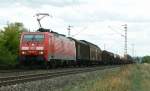 BR 189 189 009 hat die Ehre, eine der (noch) wenige 189er der DB mit 'DB'-Logo zu sein. Sofern sich nichts �ndert sollten es nach den n�chsten Hauptuntersuchungen der Loks mehr werden. Am 21.8.2008 war sie mit einem gemischten G�terzug im Maintal bei Th�ngersheim unterwegs. Vor 10 Minuten hatte sie W�rzburg verlassen und nimmt nun Kurs auf Aschaffenburg.