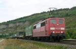 BR 151 151 144 geh�rt zu den wenigen noch vorhandenen Sonderlingen. Bis auf die Front ist der Lack noch orientrot. Somit f�hrt sie �hnlich wie 101 001-003 im 'neuroten' Lack umher. Am 21.8.2008 war sie bei Th�ngersheim im Maintal mit einem Hangartner-Blockzug unterwegs in Richtung W�rzburg. Neben ihr tr�gt 151 086 das selbe Farbkleid.