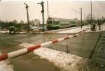 mecklenburg-vorpommern Eine Regionalbahn von Stralsund verl��t im Januar 1997 den Bahnhof von Lancken nach Sassnitz.Im Vordergrund die damals noch von Schrankenw�rtern bediente Ortsschranke von Lancken.