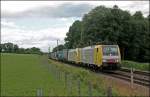 E189 923RT und ES64U2-029 sind mit einem KLV-Zug bei Vogl ...