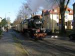 Mecklenburgische Baderbahn Molli 99 2321 legt in Bad Doberaner Goethstra�e einen Halt ein. (28.10.2008)