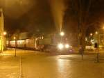 Mecklenburgische Baderbahn Molli 99 2321 steht mit dem letzten Zug des Tages nach Bad Doberan am Haltepunkt Bad Doberan - Stadtmitte. (28.10.2008)