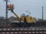 Zweiwegefahrzeuge MB Atego mit Hebeb�hne bei Oberleitungsarbeiten auf den Gleisen f�r den G�terverkehr aus Richtung Magdeburg Hbf nach Halle an einem grauen Herbsttag (01.11.2008)