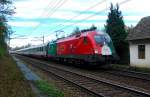 1x16-werbeloks Portugals-L�nderlok 1016.025 vor �BB Eurocity 'HANDL TYROL SPECK' von Bregenz, unterwegs zwischen Unter Oberndorf und Eichgraben-Altlengbach, Richtung Wien Westbahnhof am 31.10.2008.