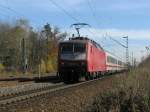 BR 120 Die orientrote 120 142 schiebt IC 2295 am 1.11.2008 Richtung Salzburg, aufgenommen in Haar.