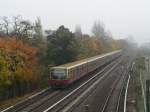 S-Bahn Berlin S3 nach Ostbahnhof f�hrt in Karlshorst ein. Da die Achsen der BR 481 aus einem �hnlichen Material sind wie die des ICE-T, werden die Z�ge nun schon nach 60.000 statt 120.000 km mittels Ultraschall �berpr�ft. Die Berliner S-Bahn, die bereits Kapazit�ten abgebaut hat und weitgehend reservelos f�hrt, erwartet deshalb in den n�chsten Wochen Engp�sse.