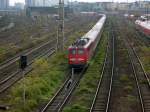BR 115 Zu meiner gro�en �berraschung kam am 28.10.08 115 154 mit ihrem Zug aus dem Hallenser Hbf gefahren. Die Reisezugwagen waren von DB Nachtzug, die Autotransportwagen von DB Autozug. Von wem ist der Zug nun? Fotografiert am Rbf.