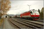 br-1014 Die beiden E-Loks 1014 10 + 13 stehen im Bahnhof P�ls.Grund f�r diese besondere Fahrt waren die Drehgestell Fahrversuche am Schiebewandwaggon der in P�ls beladen wurde.
P�ls 29.10.2008