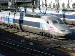 pse-paris-sud-est Ein TGV Sud-Est aus Paris ist gerade in Montpellier angekommen. Am 25.10.2008/Foto von der Bahn�berf�hrung