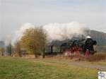 br-52--kriegslok-52-drg-dr-db--nicht-052-db- Zum Jubil�um '150 Jahre Werrabahn' fand am 2. November 2008 auf der Strecke zwischen Lichtenfels und Sonneberg Sonderfahrten mit einen historischen Personenzug, gezogen von 52 8195-1, statt. Des weiteren wurde im Coburger Bahnhof ein Bahnhofsfest mit einer Fahrzeugausstellung und mehreren Informationsst�nden veranstaltet. Das Bild zeigt 52 8195-1 mit den historischen Personenzug bei voller Fahrt zwischen R�dental und Haarbr�cken.