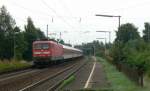 112 172 mit einem Autozug in Ashausen. Der Zug wird ...