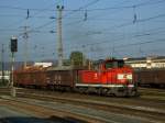 Die 2068 024 am 11.10.2008 bei Rangierarbeiten in Salzburg Hbf. ...