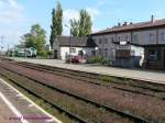 Turmbahnhof Kostrzyn (K�strin-Neustadt): Bahnsteig 1 -oben- mit zweisprachig beworbener Friseurwellblechbude. ...