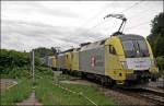 ES64U2-013 KombiVerkehr schleppt zwei E189er und einen Kombizug nach M�nchen. ...