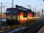 371 015-9 der CD wartet am 22.12.2007 in Dresden Hbf ...