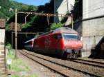Die Re 460 036 f�hrt mit ihrem Zug nach Chiasso ...