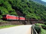 Zwei BR 185 fahren am 25.07.2008 in der Biaschina-Schlucht nach ...