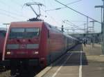 101 084 mit einem IC in Richtung HH-Altona steht abfarbereit ...