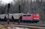 BR 139 139 313-1 macht sich vor einem Sch�ttgutwagenzug aus Cerealien n�tzlich. Durchfahrt Neuoffingen, KBS 980, Fahrtrichtung Ulm, November 2008.