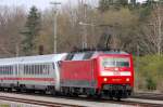 BR 120 Aufgrund der ICE-Misere f�hren die vielen Ersatzz�ge kunterbuntes Fahrzeugmaterial quer durch die Republik. Da h�ngt dann schon mal vorn vor dem Steuerwagen ne 120, hier 103-7, sogar frisch gewaschen, und hinten schiebt ne 101. So werden Lokengp�sse im Vorfeld vermieden und die Zugpferde zum ben�tigten Einsatzort �berf�hrt. (Aufgenommen an der KBS 980 im Herbst 2008).