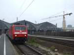 BR 120 Am 3.11.08 zog 120-132 den Ersatz-IC von Leipzi nach Frankfurt.
Hier steht sie zur Abfahrt mit dem aus alten IR-Wagen bestehenden IC auf Gleis 10 bereit.
Das interessante: Fast alle Ersatz-IC fahren mit 120ern, zwischen Leipzig und Frankfurt ohne Steuerwagen, zwischen Berlin und M�nchen mit.
Teilweise ibt es gar keinen Gro�raumwagen, also auch keine Steckdose f�r Laptops oder �hnliches.
Freilich kommen Verp�tungenan den Tag, so dass man immer noch auf Anschlussreisende warten muss, was schon am Anfang zu t�chtigen Versp�tungen f�hrt. (die man auch nicht einholen kann)