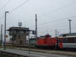leipzig-hbf Am 3.11.08 zieht 362-926 den Ersatz-IC 2867 vom Gleis 12, bestehend nur aus Schweizer Wagen, zur�ck auf das Gleisvorfeld im Leipziger Hbf.
Dahinter sieht man noch das alte Stellwerk, welches au�er Betrieb ist.