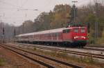 PbZ-D-2410 mit Schadwagen bei Durchfahrt durch den Bahnhof Neuoffingen mit ...