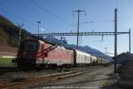 Halt in Mels: 
64825 mit Re 4/4 11285 bringt Zufuhr ...