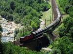 Die Re 4/4 II 11272 �berquert am 25.07.2008 mit ihrem ...