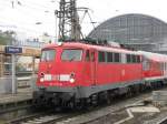 br-110-bugelfalte 110 473 hat den Steuerwagen, den dazugeh�rigen Nahverkehrszug und die abgeb�gelte 110 469 im Schlepp. Beide Lok haben das neue Nummernschema auf der Seite angebracht bekommen. Foto: 03.11.2008; Hbf Bremen
