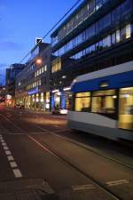 Saarbahn Wagen 1008 auf der Linie 1 Richtung Siedlerheim beim Verlassen der Haltestelle 'Kaiserstra�e' im Saarbr�cker 'Bankenviertel' (07.11.2008).