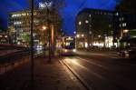 Unbekannter Stadtbahnzug der Saarbr�cker Verkehrsgesellschaft Saarbahn&Bus erklimmt von der Haltestelle ...