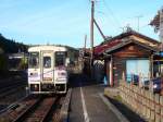 Sonstige Grundstruktur des japanischen Eisenbahnnetzes (6):Extrem unrentable und viele l�ndliche Linien wurden von den JR-Gesellschaften nicht �bernommen;die Strecken wurden von deren Netz abgetrennt. Es blieb den Kommunen �berlassen, was sie mit diesen Strecken machen wollten.So entstanden 1987 viele sog.Drittsektor-Bahnen, die mit minimalen Mitteln aber viel Engagement und - zusammen mit den lokalen Tourismusb�ros - oft �usserst ansprechender Werbung versuchen, �ber die Runden zu kommen. Im Bild ein Zug der Akechi-Eisenbahn, 5.November 2008.  