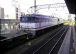 Sonstige Grundstruktur des japanischen Eisenbahnnetzes (5): Eine siebente JR-Gesellschaft ist die JR FREIGHT G�terverkehrsgesellschaft, die kein eigenes Territorium besitzt und auf wenigen Hauptstrecken haupts�chlich schwere Container-Z�ge bef�rdert. Hier stehen die zwei JR FREIGHT-Lokomotiven EF64 76 und EF64 75 in �zone (Nagoya), 5.November 2008.