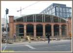 frankfurt-main Die Fassade des ehemaligen Stra�enbahndepots Sachsenhausen auf der Nordseite in der Textorstra�e, aufgenommen am 29.09.2008 l�sst die ehemalige Geb�udestruktur noch erkennen. An der nach S�den gewandten Seite hingegen erinnert absolut nichts mehr daran dass dort einmal die Einfahrt in das Depot war. Hier entstehen jetzt Wohnungen in den entkernten alten Gem�uern des ehemaligen Depots.