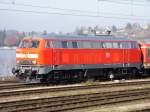 Die frisch lackierte 218 462 schob am 07.11.08 einen RE ...
