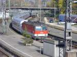 br-1144 Mit einem IC von Salzburg Hbf nach M�nster (Westf) kam 1144 240 in Lindau Hbf an. Nach dem umspannen f�hrt der Zug mit zwei BR 218 weiter nach M�nster, die E-Lok bleibt in Lindau und �bernimmt den Gegenzug nach Salzburg. 