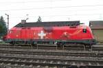 1x16-werbeloks Das Vorhaben am 08.11.2008 in Marchtrenk einen R�benzug
mit der 1116 075 anzukoppeln endete mit einem Fahrleitungsschaden.
Man beachte den herunterh�ngenden Fahrdraht und den
durch den Blitzschlag entstandenen Brandfleck am Lokkasten.