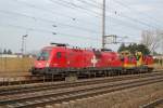 1x16-werbeloks Abtransport der durch einen Stromschlag untauglich
gewordenen 1116 075 aus dem Bahnhof Marchtrenk am 08.11.2008.
Hoffentlich hat dieser Zwischenfall nicht die Entklebung zur Folge.