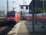 146 227 mit RE aus Karlsruhe f�hrt auf Gleis 15 ...