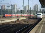 Parallel Einfahrt in den Stuttgarter Hbf. 
Eine 146 mit RE ...