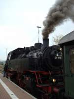 BR 64 mit Sonderzug wartet in Breisach/Baden auf die Abfahrt ...