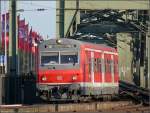 Eine S-Bahn nach K�ln-Nippes verl�sst am 08.11.08 die Hohenzollernbr�cke und ...