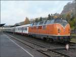 Der Sonderzug bestehend aus Diesellok 221 135-7 der Bocholter Eisenbahn ...