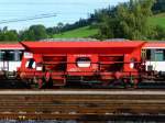 SOB Sudost-Bahn SOB - Dienstschotterwagen Xds 40 48 95-72 242-3 im Bahnhofsareal in Herisau am 03.09.2008