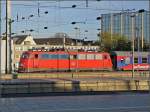 br-110-bugelfalte Diese B�gelfalte (110 325-8) f�llt durch besondere Farbhighlights auf. Sie fuhr mit Bahn Touristik Express Wagen am 08.11.08 durch den Hbf K�ln. (Hans)