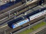 BR 101 Werbelokomotiven E-Lok 101 102-2 mit ihrer Werbung 'Wir Menschen sind alle gleich' durchf�hrt mit einer IC Wagengarnitur den Bahnhof von K�ln Messe/Deutz am 08.11.08, aufgenommen vom Triangle Panorama Turm . (Jeanny)