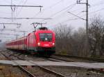 1116 002-5 ist mit dem Schlierenzug ER9432 bei Bruck/Leitha unterwegs; ...
