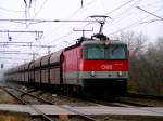 1044 009 ist mit einem Selbstentladewagen-Zug bei Bruck/Leitha unterwegs (Ein ...